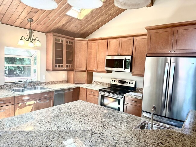 Building Photo - Spacious Home In Peaceful Setting!