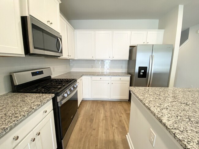 Building Photo - Three Bedroom Townhome w/ Garage in Mill C...