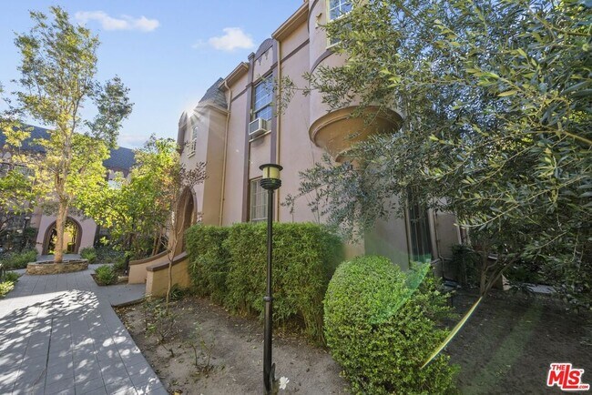 Foto del edificio - 6542 1/2 W Olympic Blvd