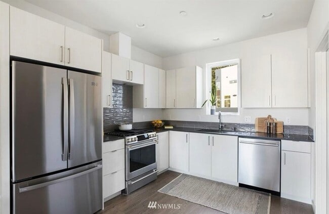 Building Photo - $500 Off 1 mo rent!  Perfect Blend of Live...
