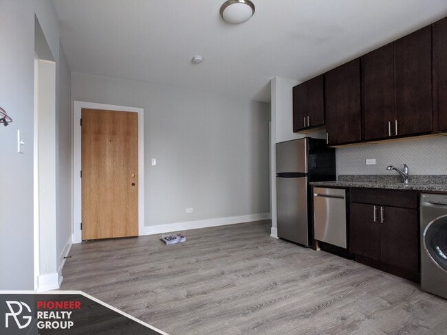 Foto del edificio - 423 W Belden Ave