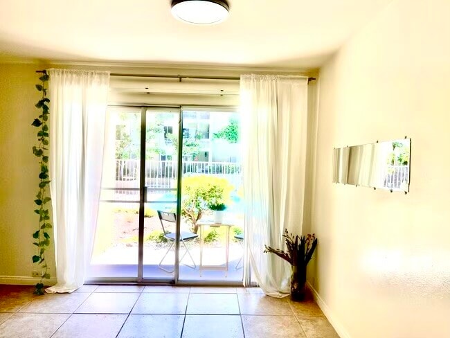 Building Photo - 1855 Diamond St