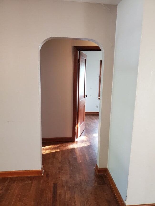 Building Photo - Nice 2 bedroom very near College Hill park