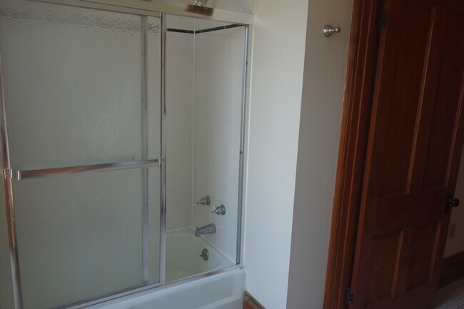 Third floor full bathroom. - 216 Kentucky Ave