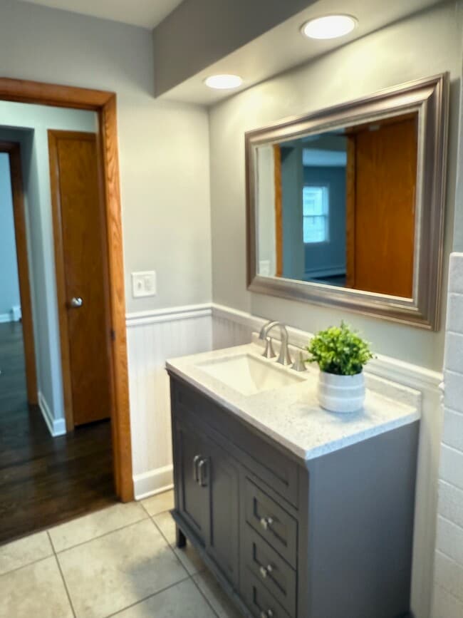 Unit 3N - Bathroom - 8614 W Berwyn Ave
