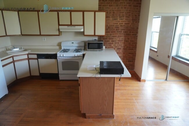 Building Photo - 1253 W Devon Ave