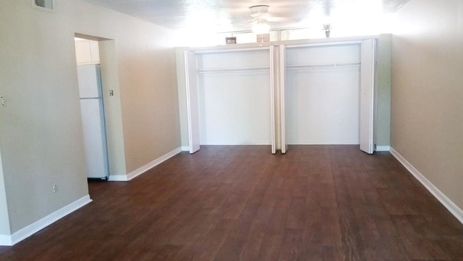 Una habitación Garden Walk en sala de estar - The Hammond Apartments