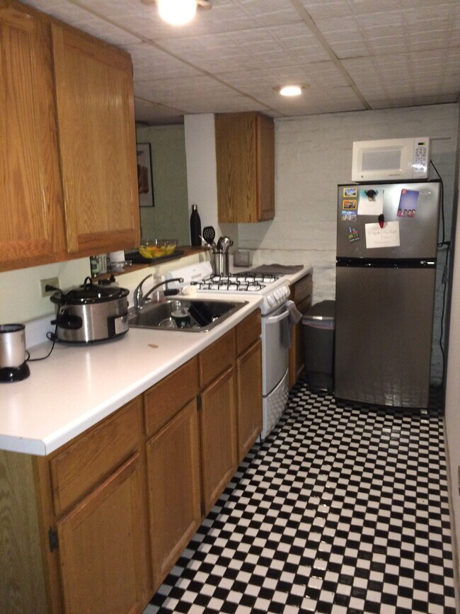Nice Kitchen - 2240 N Bissell St