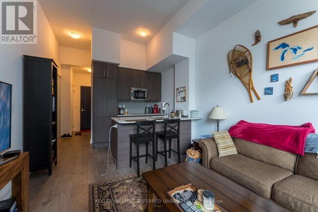 Building Photo - 297 College St