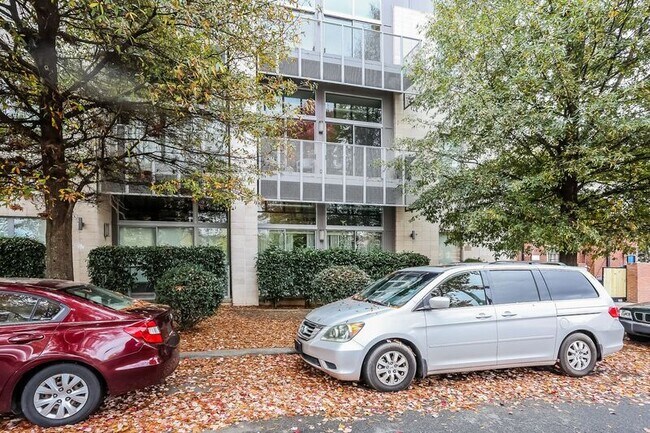 Foto del edificio - 2116 McClintock Rd