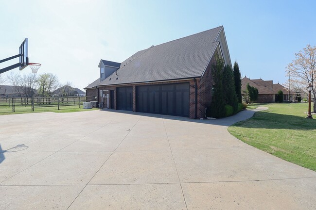 Building Photo - Spacious Luxury Home In Stone Cannon Neigh...
