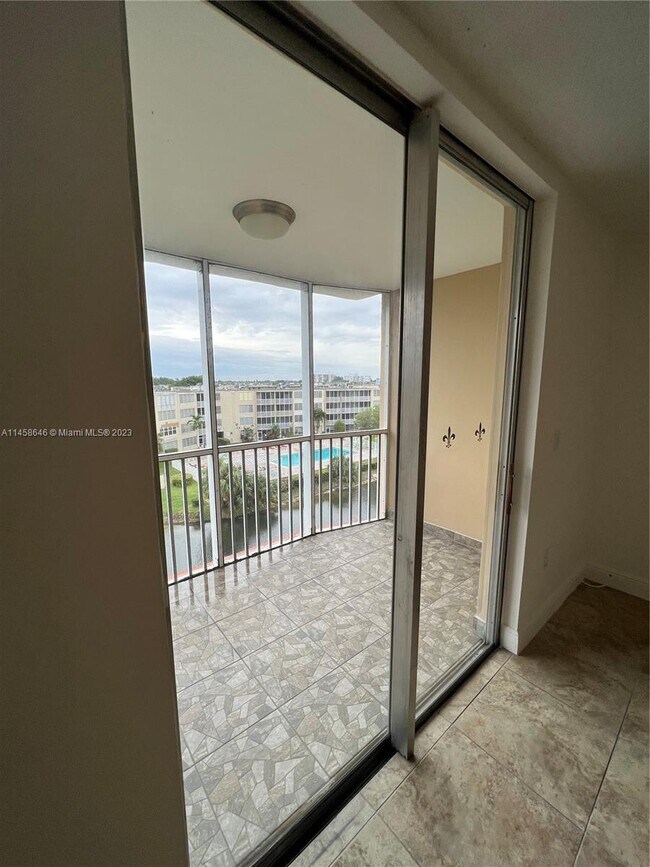 Foto del edificio - 1700 NE 191st St