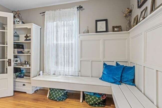 Foto del edificio - Classic 4BR Colonial with Porch, Gardens & Garage Near Downtown South Portland