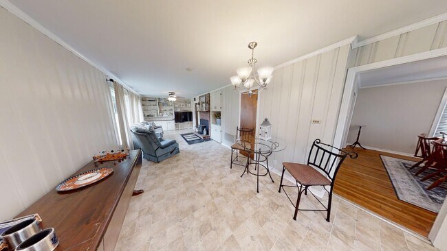 Foto del edificio - One-story Ranch on average just minutes aw...