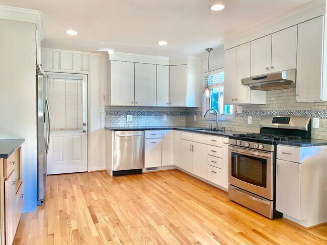 Foto del edificio - 1209 Pineview Dr