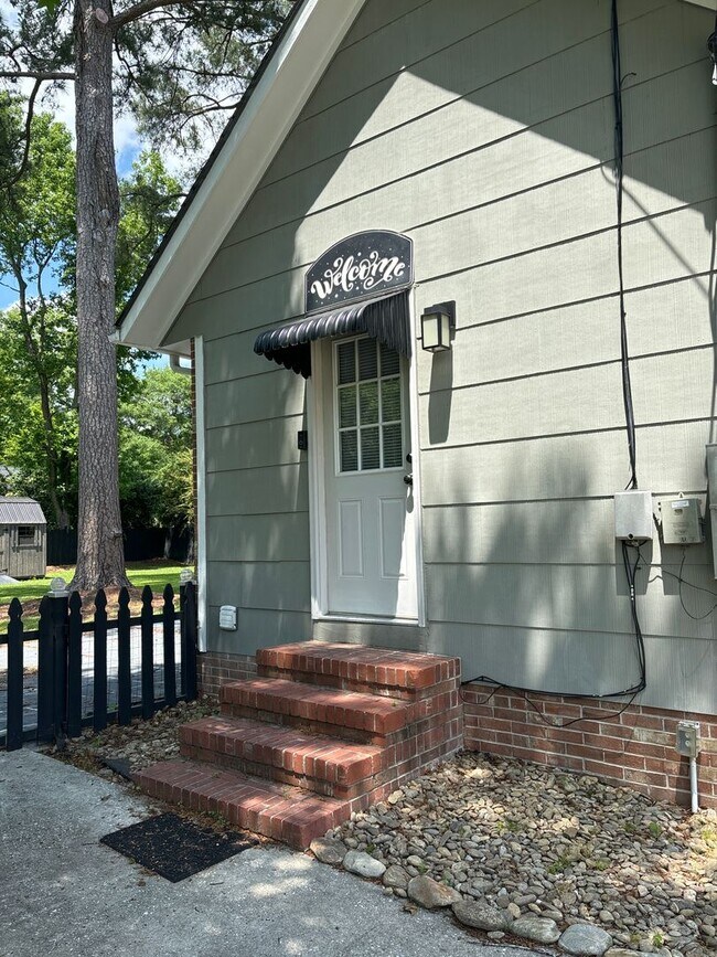 Foto del edificio - Eager to be in Northwoods? Check out Edgew...
