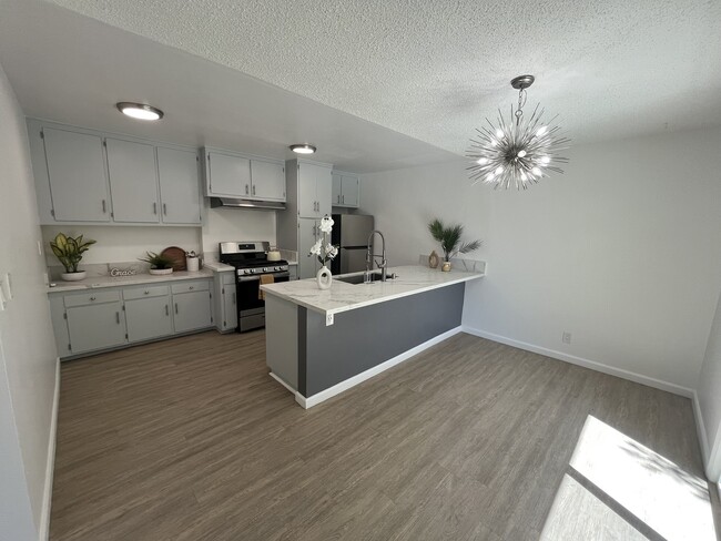 Building Photo - 445 E Magnolia Blvd
