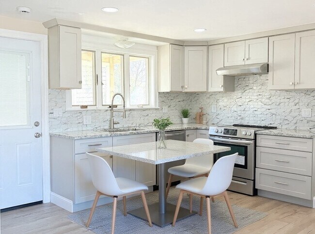 Foto del edificio - 53 Gale Rd