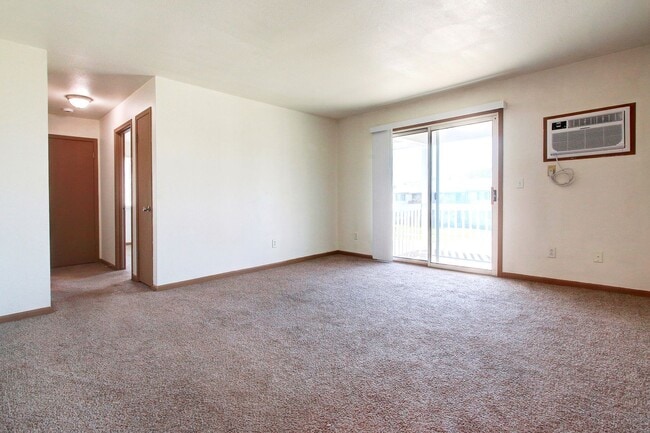 Building Photo - 2 BED 1 BATH UPPER LEVEL APARTMENT