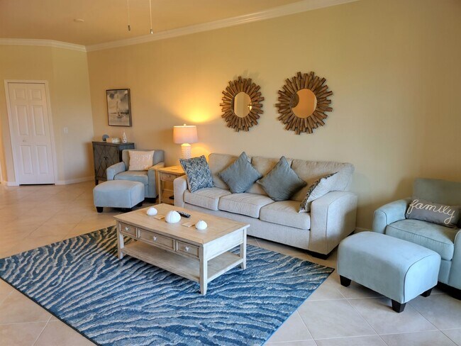 Foto del edificio - Annual Furnished 3 Bedroom, 2.5 Bath Townh...