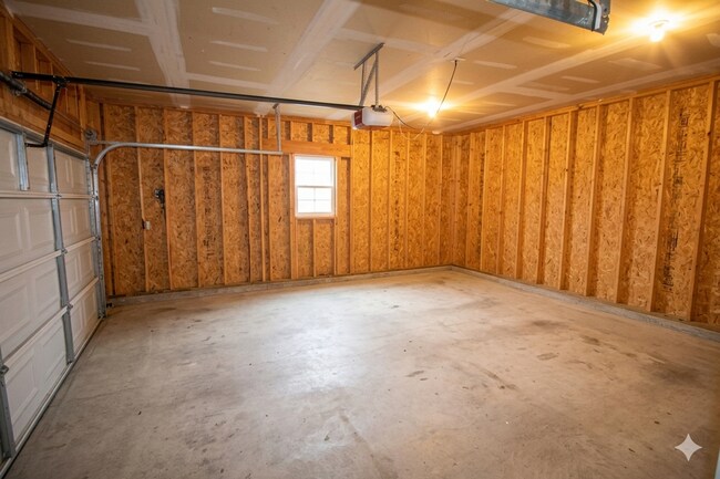 Foto del edificio - 5-Bedroom Townhome in Hudsonville | Cul-de-Sac, 2-Car Garage, Lawn & Snow Included