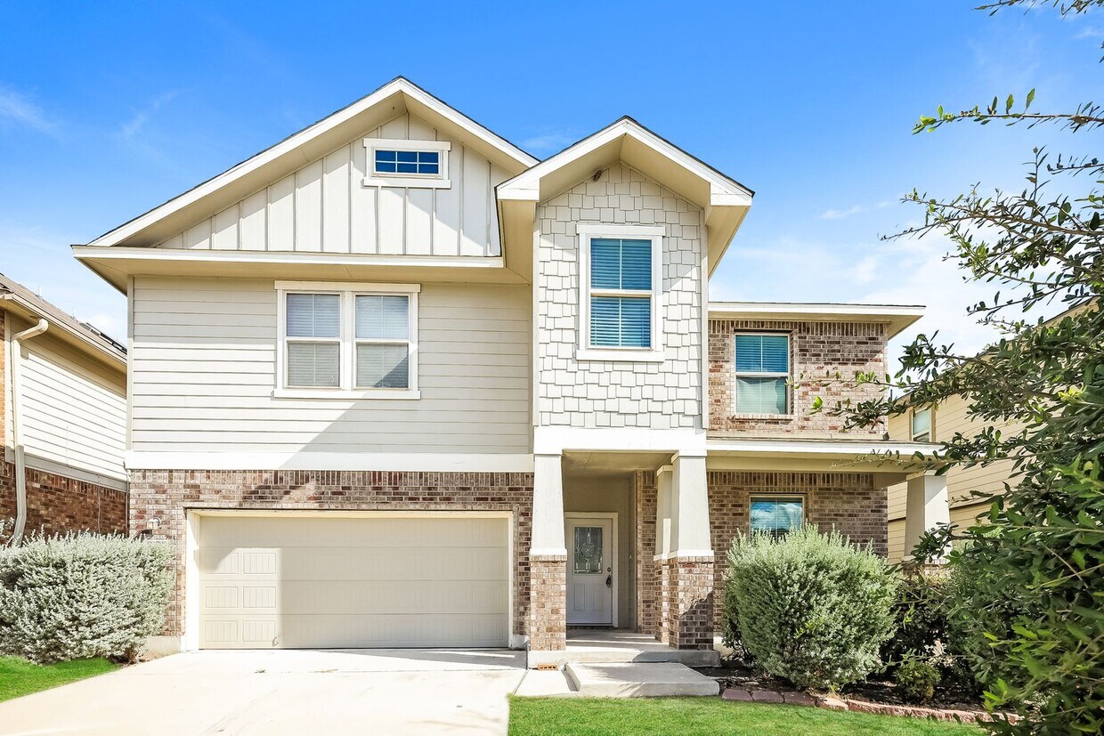 Foto principal - HUGE 4 BEDROOM 3.5 BATHROOM HOUSE- ONLY 7.5 MILES FROM RANDOLPH AIRFORCE BASE