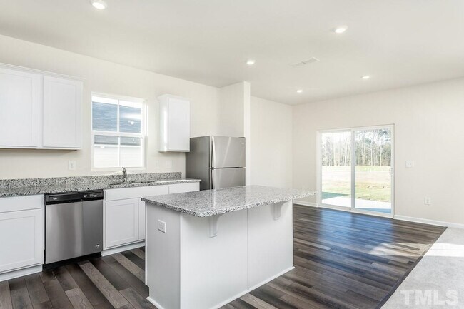 Foto del edificio - Room in Single Family Home on Sugarplum Road