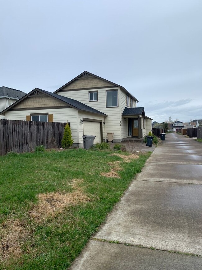 Building Photo - 3 Bedroom house good location!