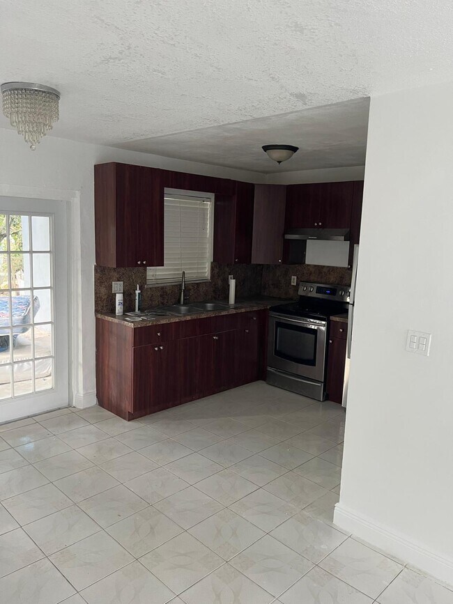 Foto del edificio - 5315 NW 16th Ct
