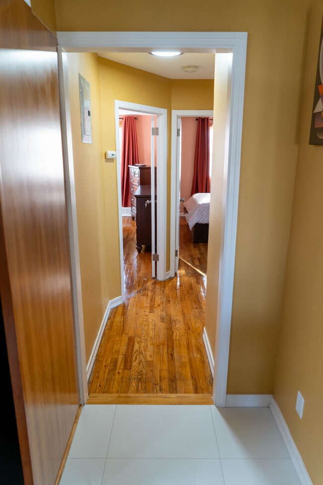 Building Photo - 1042 E 93rd St