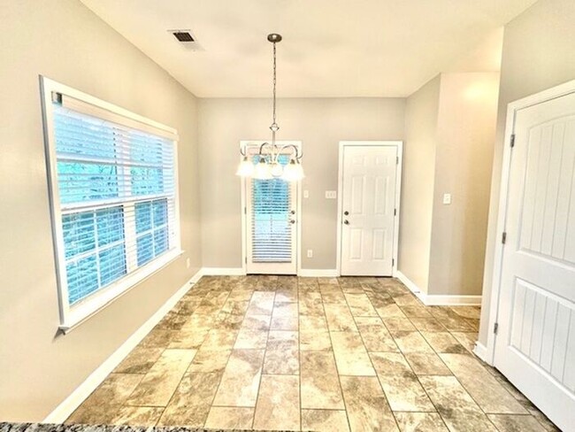 Foto del edificio - Now Leasing a 3-bedroom 2.5 bath home at S...
