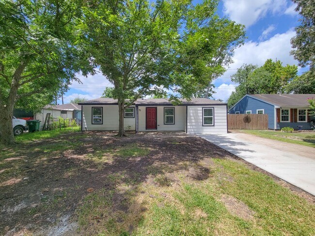 Building Photo - RECENTLY REMODELED 4 BEDROOM 2 BATH LEASE HOME WITH ALL THE UPGRADES.  CHECK THIS OUT.  WON'T LAS...