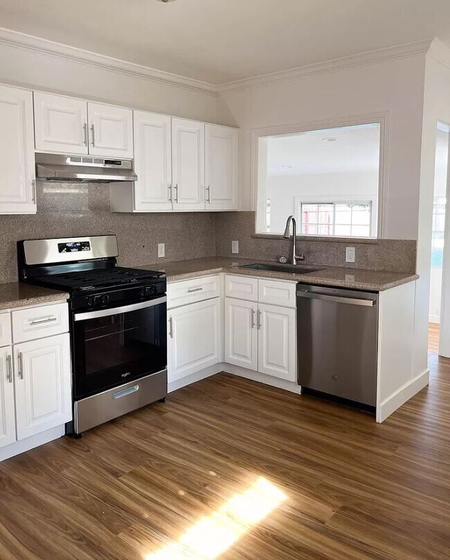 Building Photo - 710 N Parish Pl