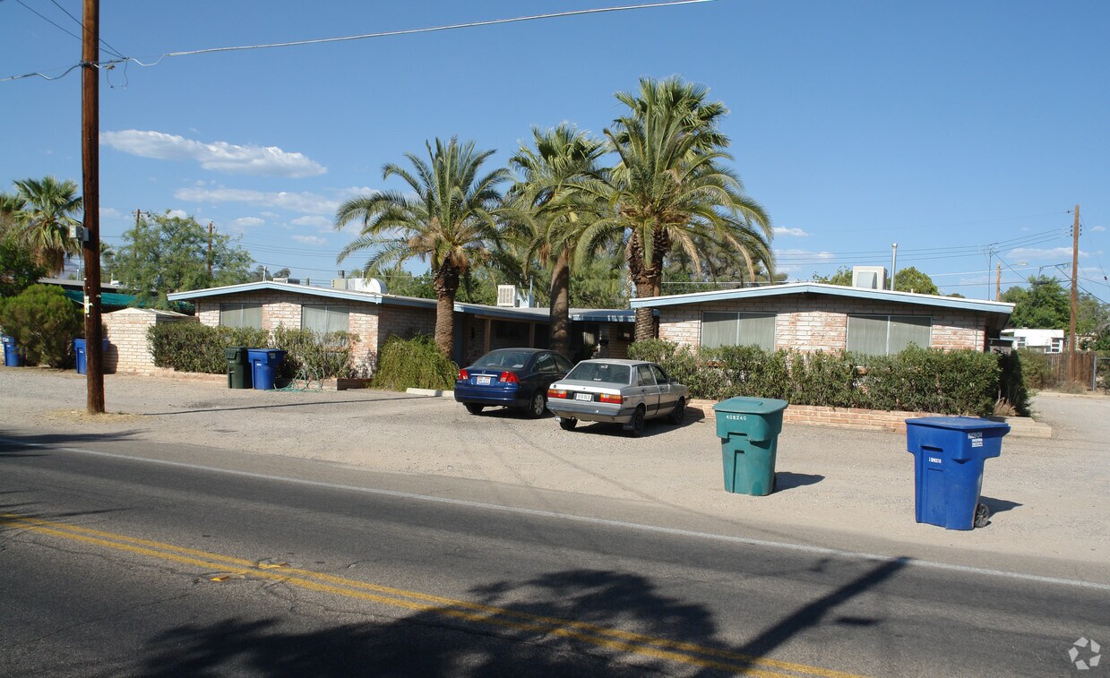 Primary Photo - 1526 N Dodge Blvd