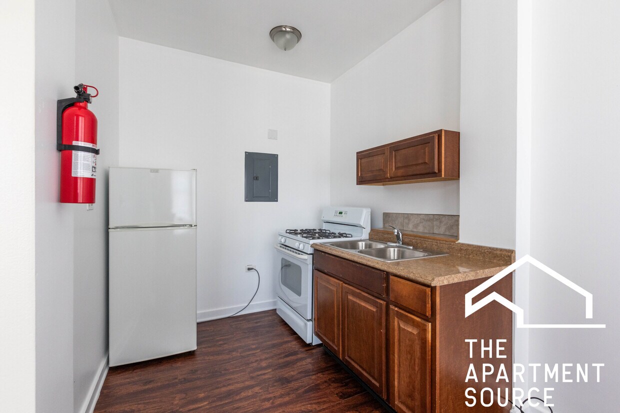 Primary Photo - 3156 W Warren Blvd