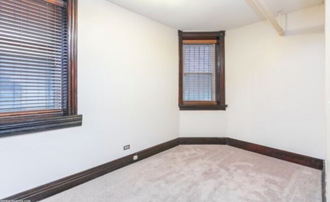 Building Photo - 908 W Roscoe St