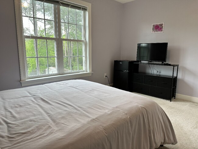 Foto del edificio - 323 Fox Hill Rd