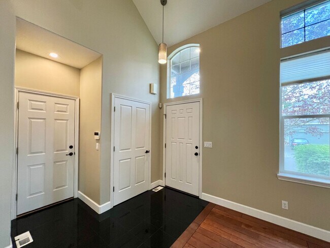 Building Photo - Spacious 4 Bed, 2.5 Bath House!