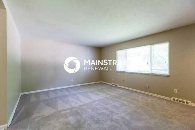 Foto del edificio - 3 Bedroom Pet-Friendly Home in Columbus, OH with Main Street Renewal
