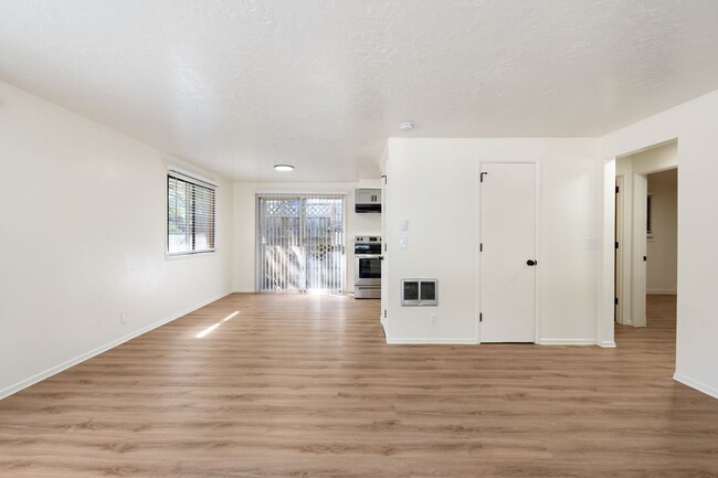 Building Photo - Renovated 2BR in Milwaukie