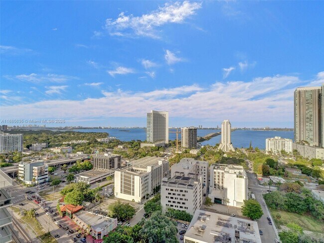 Foto del edificio - 121 NE 34th St