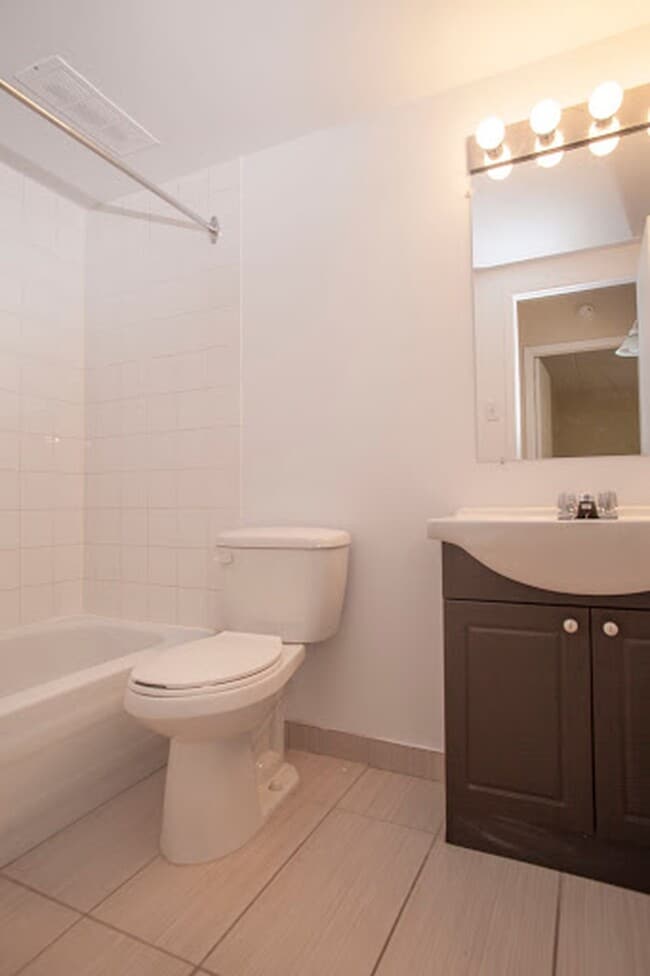 Building Photo - 705 Boulevard Churchill