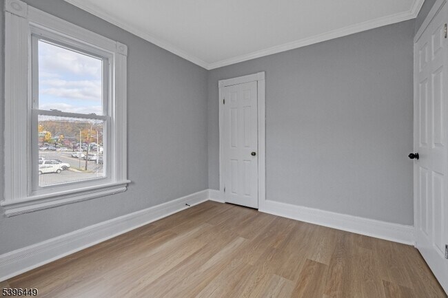 Foto del edificio - 8 Woodside Ave