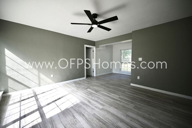 Building Photo - 4 Bed Crestview Home