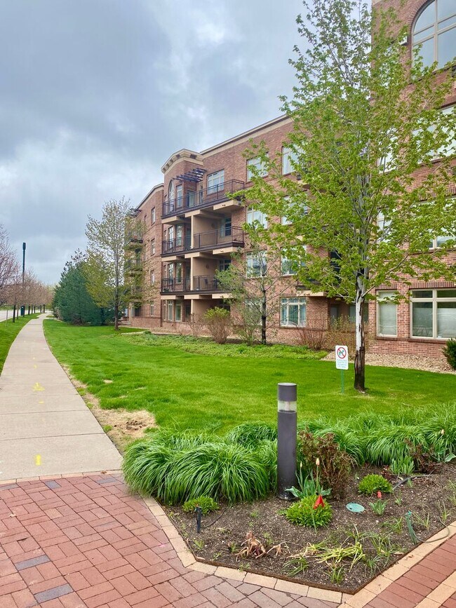 Foto del edificio - 2 bed/2 bath 4th Floor Unit in Cherry Creek! Covered Parking & Laundry Included!