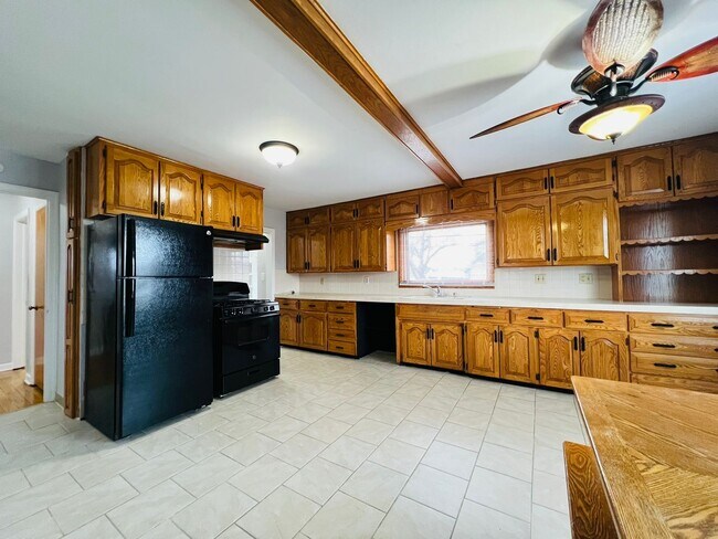Foto del edificio - Elegant Kenosha Single Family Home with Chef’s Kitchen and Two-Car Garage