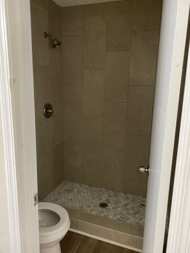 Building Photo - 1107 Lake Pointe Cir