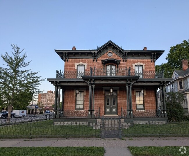 Building Photo - 250 Center St