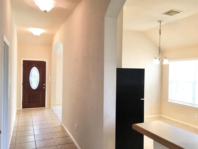 Building Photo - 2111 Breezeway Ln