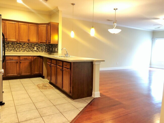 Foto del edificio - GORGEOUS 3 BEDROOM AND 2 BATH CONDO LOCATED IN PEMMBROOKE PLACE!!